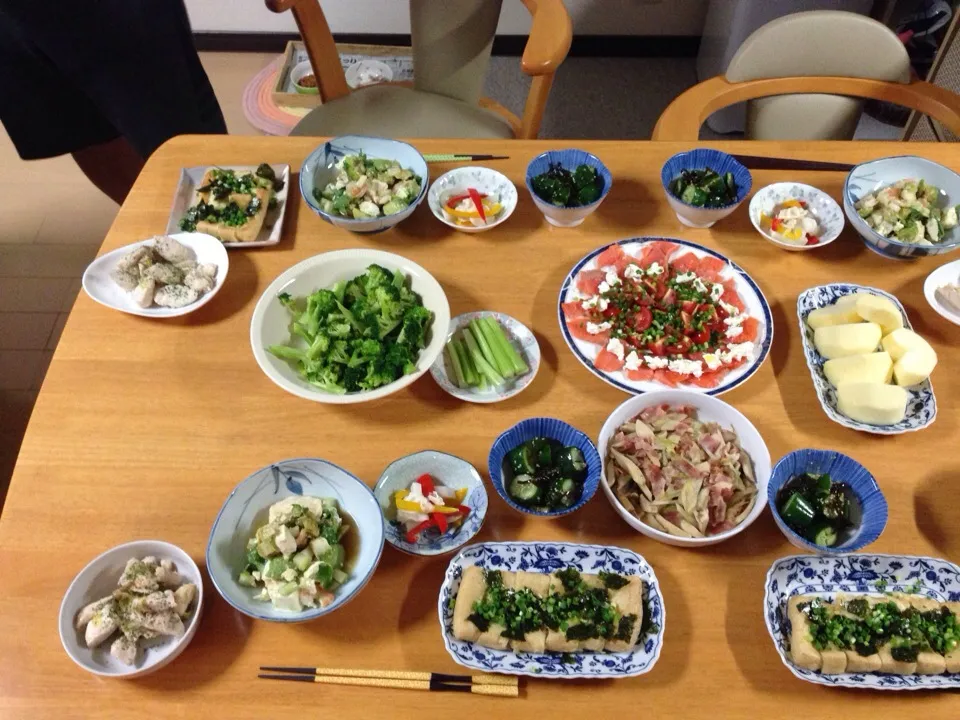 豆腐とエビとセロリのサラダ チキンのくれソル炒め炒め エリンギとネギとベーコンの柚子胡椒炒め サーモンとクリームチーズのカルパッチョ キュウリと塩昆布|Kaori Setoさん