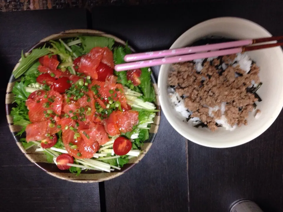 そぼろ丼とサーモンの水菜のカルパッチョ|Kaori Setoさん