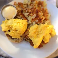 Crab Cake Benedict w/scrambled eggs|Sophiaさん