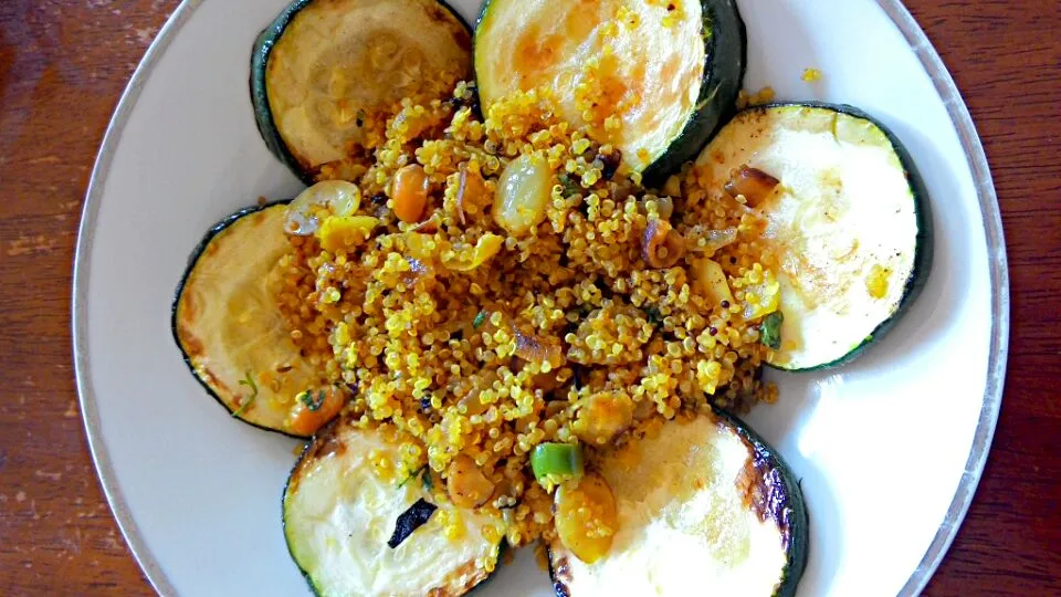 curried quinoa with onions, cilantro and zucchini slices|arti gさん