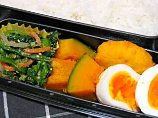 お弁当（ご飯、チキンナゲット、かぼちゃの煮物、ほうれん草の胡麻和え、ゆで卵）|すーさん