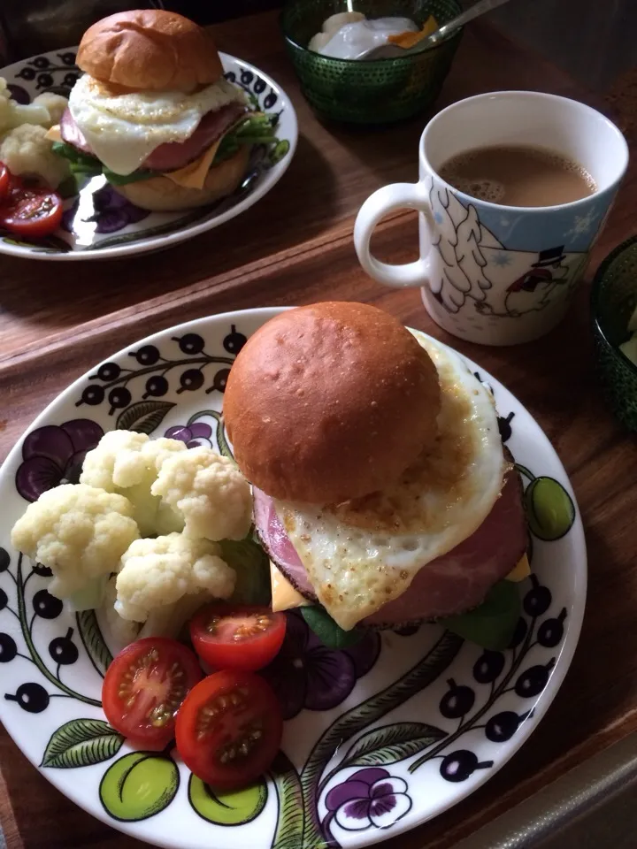 Snapdishの料理写真:サンドウィッチ（サラダほうれん草、チーズ、ハム＆目玉焼き）、カリフラワー＆プチトマト、バナナ・オレンジ＆ヨーグルト、カフェオレ|charさん