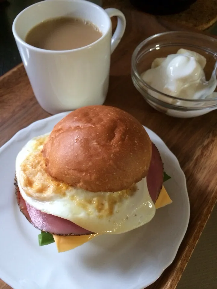 サンドウィッチ（サラダほうれん草、チーズ、ハム＆目玉焼き）、バナナ＆ヨーグルト、カフェオレ|charさん