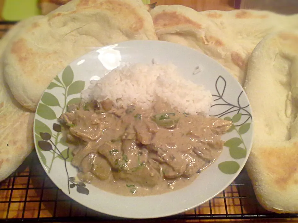 Coconut curry with plantain,  mushrooms and spinach. Served with naan bread.|Fe's kitchenさん