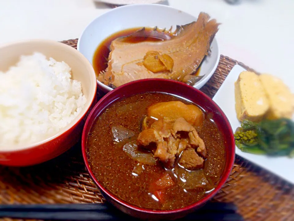 ひらめの煮物 赤だしけんちん汁 だし巻き 菜の花お浸し|にゃろめさん