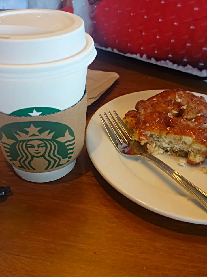 caramel machiatto & apple fritter :)|PauLeNeさん