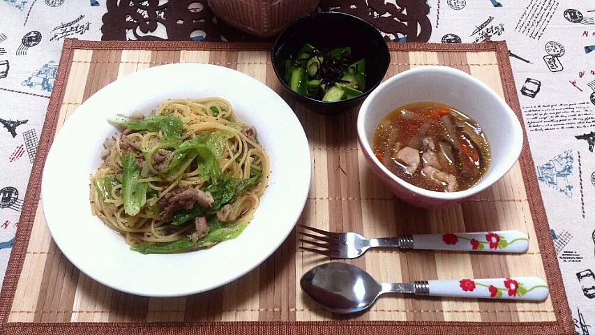 Snapdishの料理写真:豚肉とキャベツパスタ、大根と人参色々スープ、きゅうりの塩昆布和え|杉村愛さん