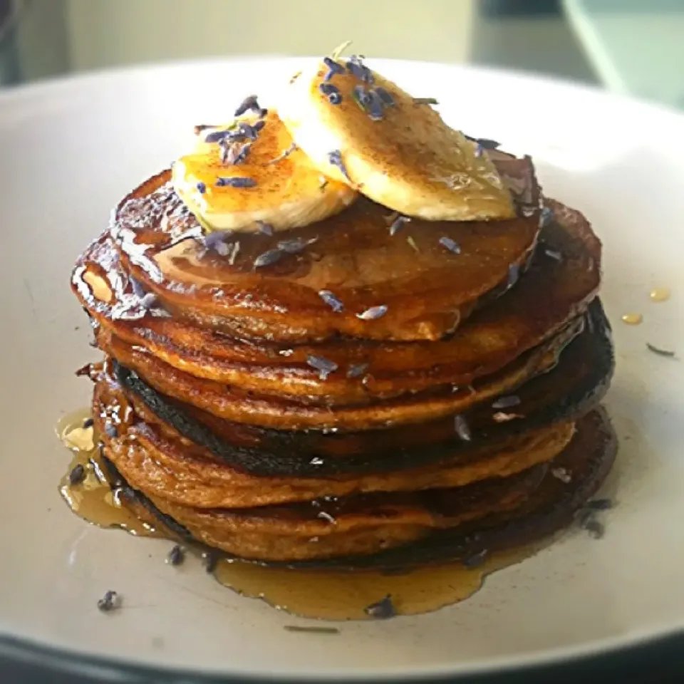 Apple cashew pancakes with banana and lavender|lauren tickellさん