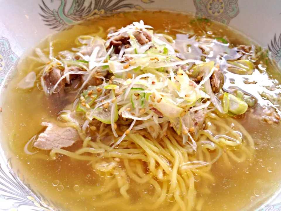 今日の社食は胡麻豚塩ラーメン。410円。この頃寒いので麺類ばかり頼んじゃう。|ルーア・ブランカさん