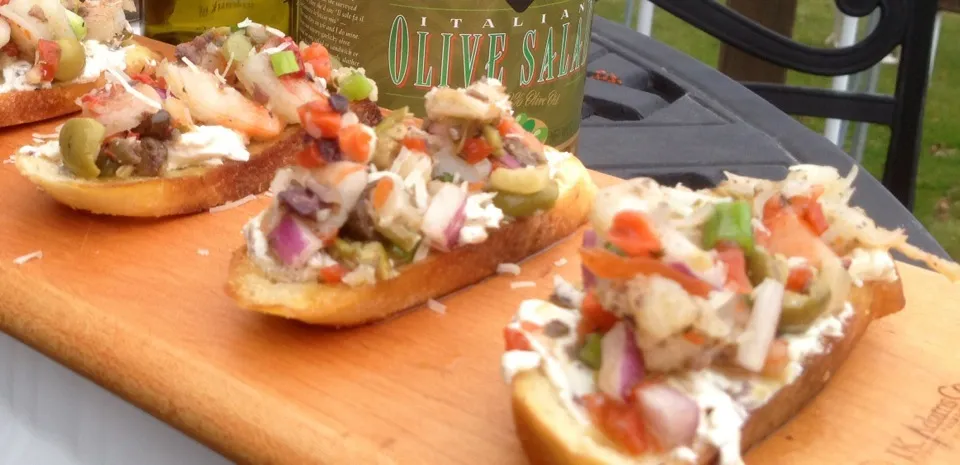 Shrimp and olive bruschetta|peggy waldonさん