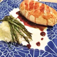 Beef Wellington with Red Wine Reduction, Grilled Asparagus and Potatoes|Araleielさん