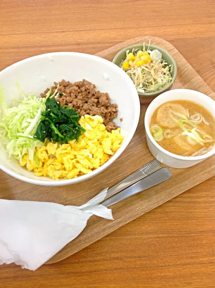 今日は三色丼です。|阿部直樹さん