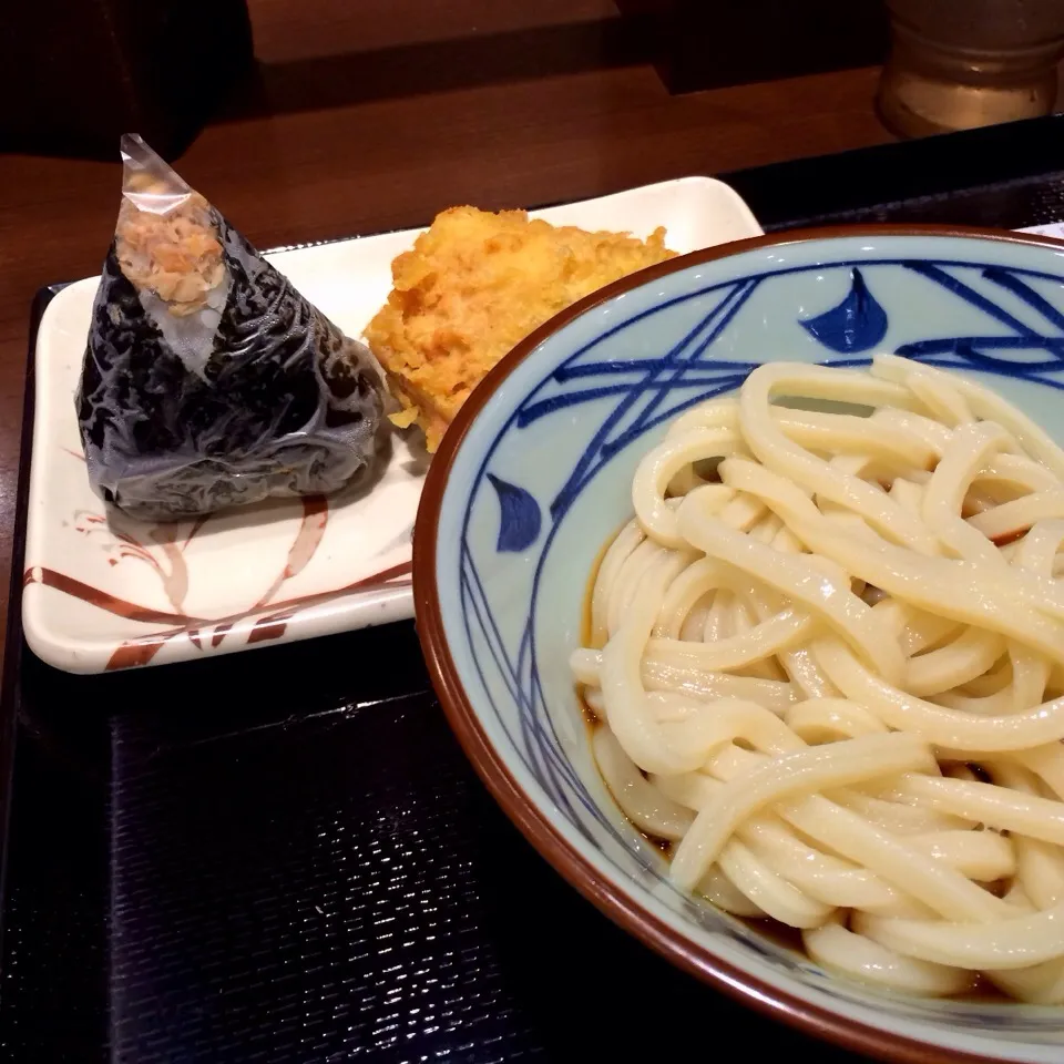 冷しぶっかけうどん、鮭おにぎり、かしわ天|Koichi Shibataさん