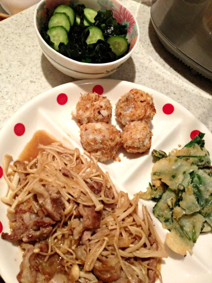 里芋コロッケ☆えのきと豚肉の甘辛煮☆ワカメとキュウリのポン酢和え☆チヂミ|むうさん