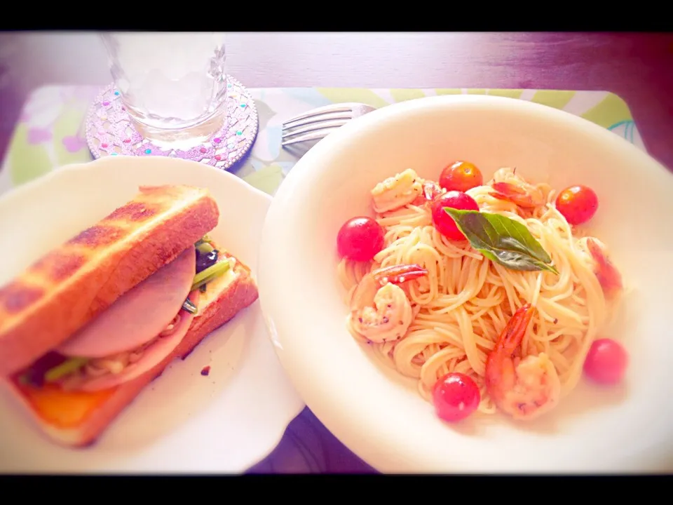 Snapdishの料理写真:♡バジルと海老の冷製パスタとバター小松菜ハムのホットサンド♡|Tomomi.さん