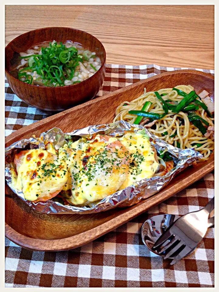 鮭のホイルチーズ焼き、塩焼きそば♡|ともちんさん