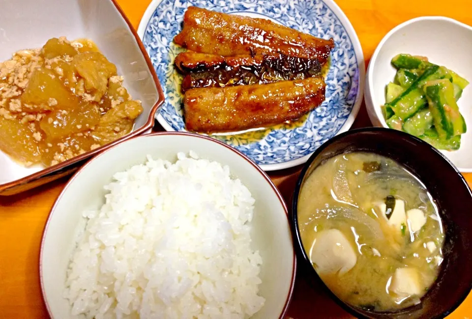 いわしの蒲焼き、冬瓜のそぼろあん煮、梅味噌きゅうり、お味噌汁❤|まりえさん