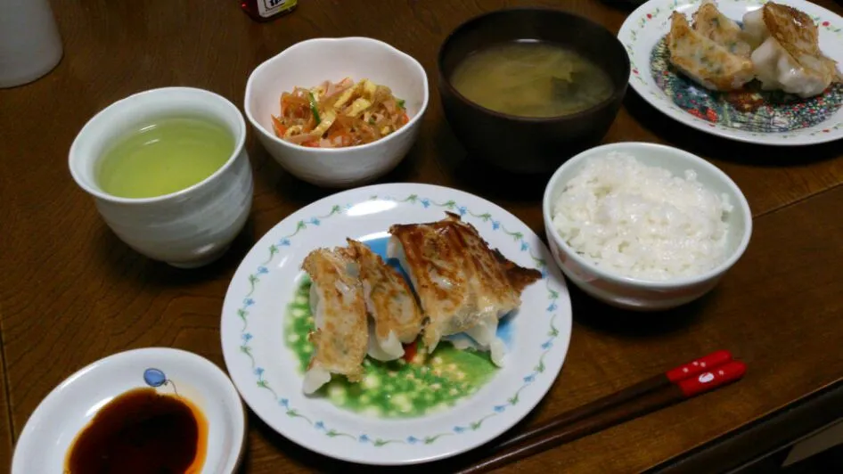 Snapdishの料理写真:くららさんのあっとゆーま💨中華春雨サラダ⭐＆焼き餃子＆ワカメとネギの味噌汁|えっちゃんさん