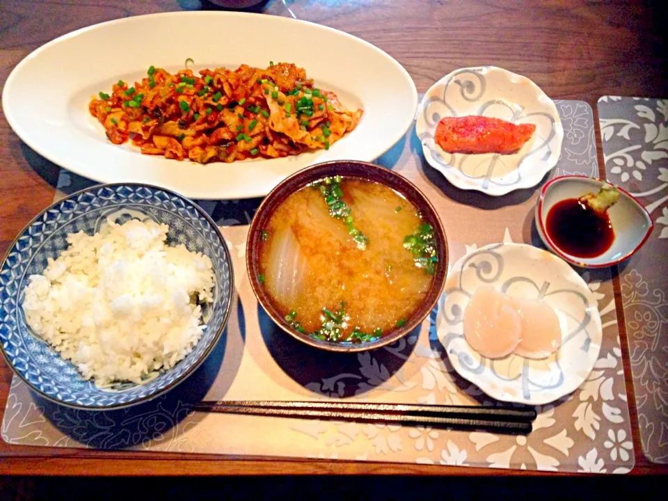 Snapdishの料理写真:豚キムチ、白菜とタコ入り味噌汁、ホタテのお刺身、めんたいこ|ちびさん