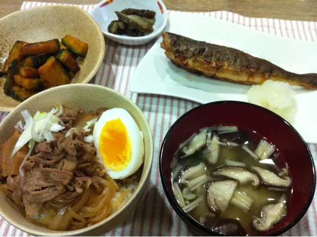 すき焼き丼・ぬかホッケ・かぼちゃのサプジ・キュウリ漬け物・椎茸えのきワカメ味噌汁|まーままさん