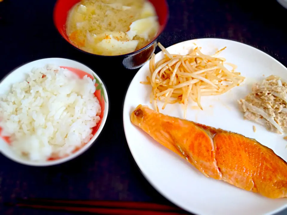 鮭、もやしのナムル、大根サラダ、蓮根・ねぎ・にんじん・玉ねぎのお味噌汁|あかねさん