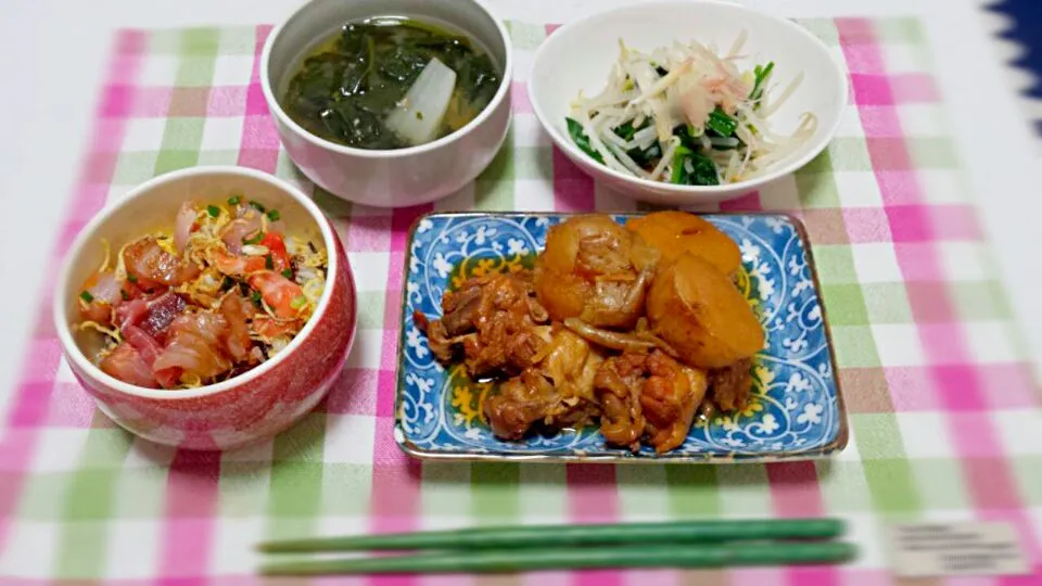 ● 手羽元と新じゃがの煮物
● 海鮮ちらし
● もやしとホウレン草のおひたし
● 大根のお味噌汁|masamiさん