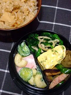 Snapdishの料理写真:お弁当（炊き込みご飯、マカロニサラダ、ねぎ入り卵焼き、なすとピーマンとウインナーの炒め物、ほうれん草と切り干し大根のお浸し）|すーさん