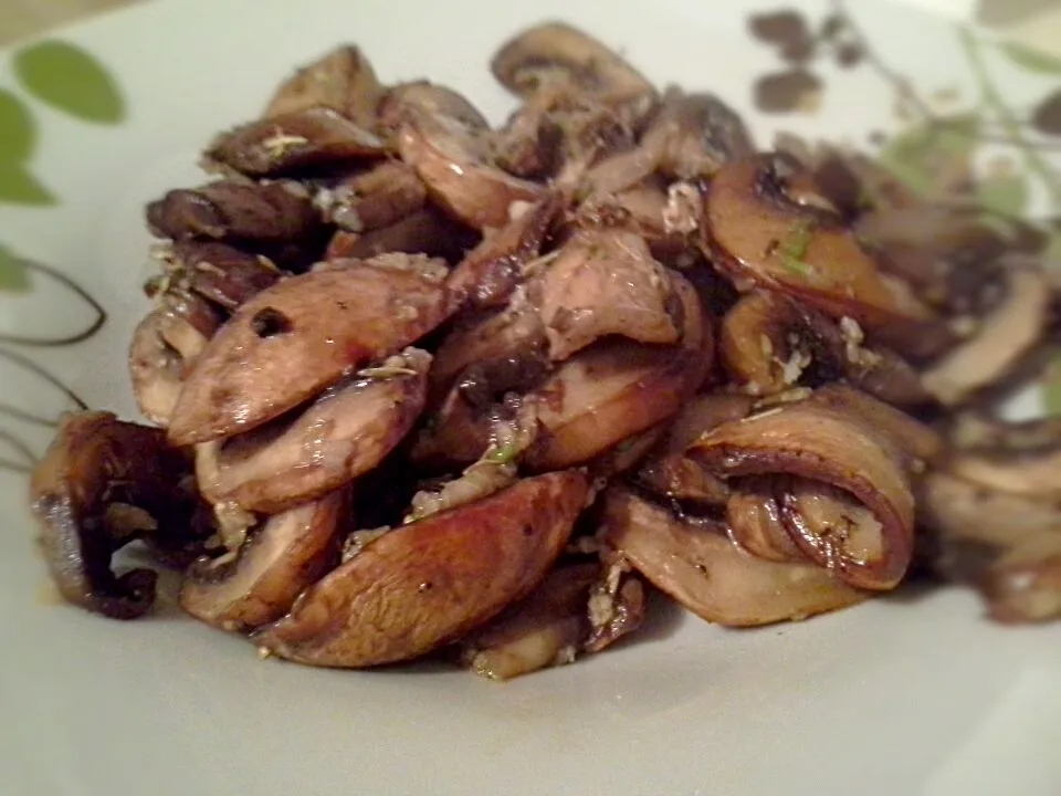 Garlic and thyme mushrooms|Fe's kitchenさん