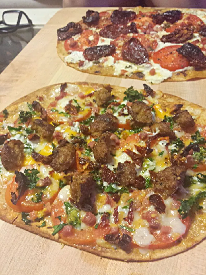 Snapdishの料理写真:Pizza with mozzarella, Sun dried tomatoes, fresh tomatoes prosciutto, meatballs.|Jorelさん