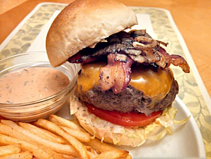 Retro diner-style burger on homemade bun with fries and fry sauce|Sashi Steinerさん