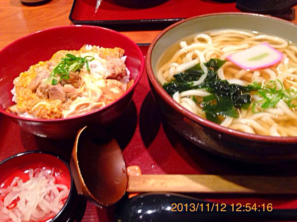 Snapdishの料理写真:西梅田で、親子丼とウドンの定食|コージ💫さん