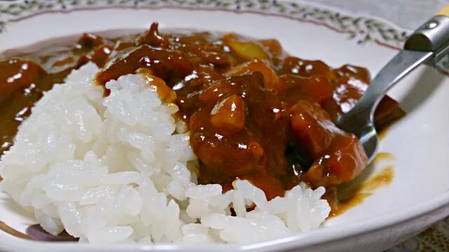 母が作ったカレー。
久しぶりに実家へ行ったので一緒に食べました！|akemi🐝さん