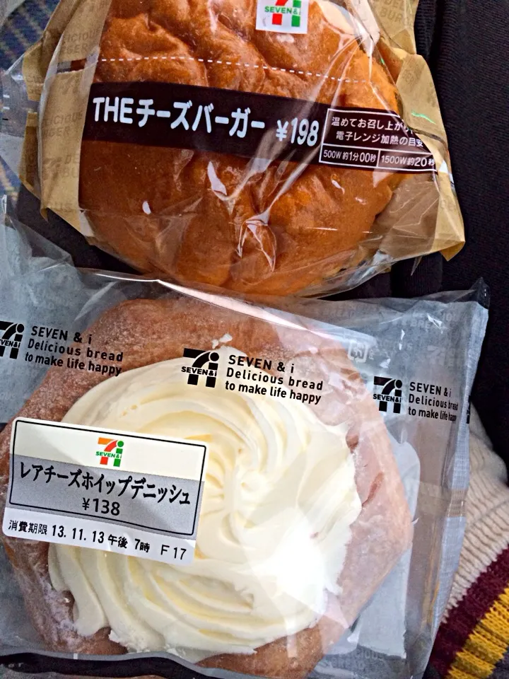 #昼飯 は、チーズバーガーとレアチーズホイップデニッシュでした。 #7-11 あっ、ここのセブンも塩キャラメルまんがなかった。。。。|ms903さん