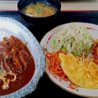 Snapdishの料理写真:チキンカレーとコロッケ定食☆|Rie Igarashiさん