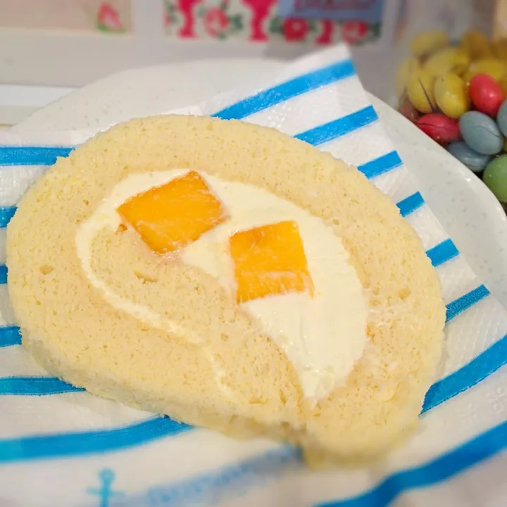 Swiss roll with cheese cream & mangos|Chibiko's Kitchenさん