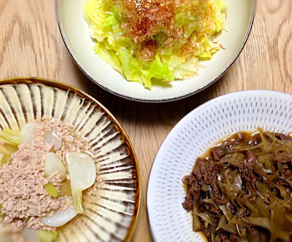 牛肉とゴボウの甘辛煮、蕪のそぼろあんかけ、蒸しキャベツ|kayokoさん