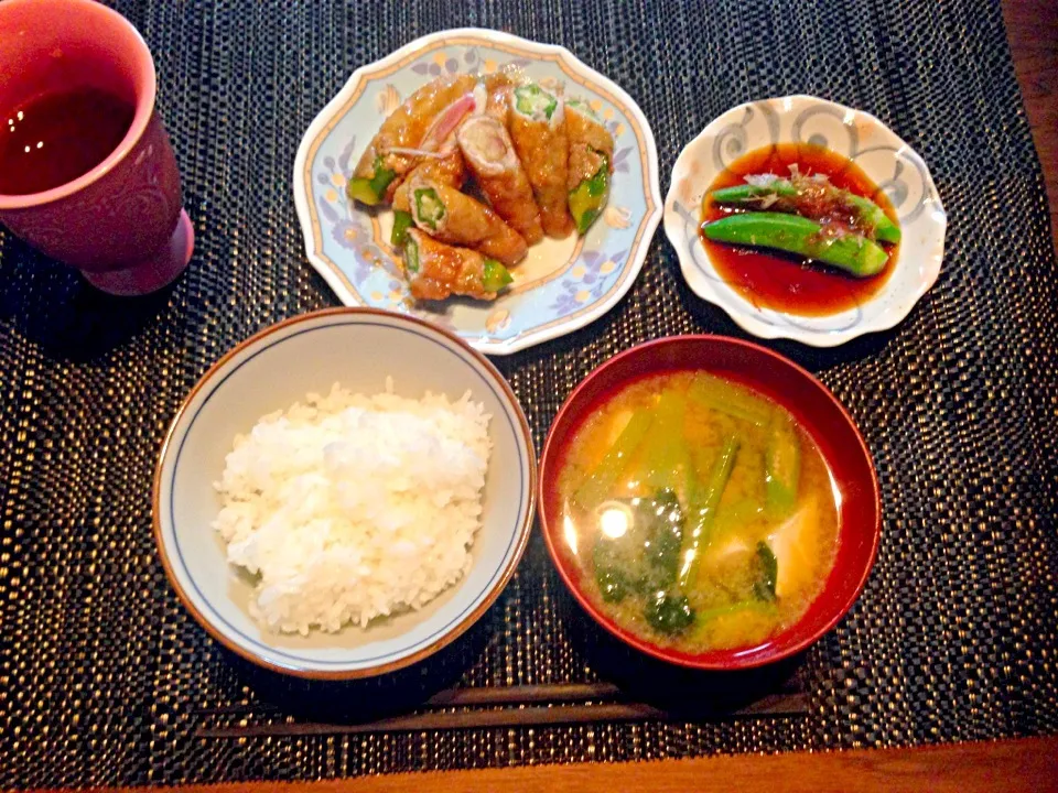 オクラ肉巻、みょうが肉巻、小松菜とお豆腐のお味噌汁|ちびさん