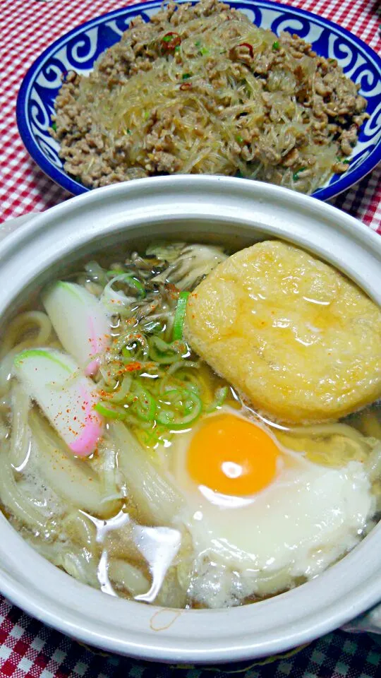 鍋焼きうどん(油揚げ･釜簿･白菜･卵･舞茸･白ねぎ)、挽肉と春雨のピリ辛炒め(にんにく･生姜･青ねぎ)|まあるさん