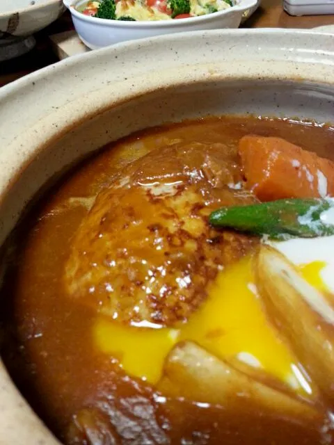 Snapdishの料理写真:土鍋で 煮込みハンバ―グ   温玉のせ|ふりるさん