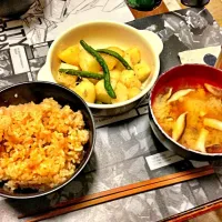 Snapdishの料理写真:ツナ缶の味付けご飯と芋の塩だれ煮っ転がしとキノコの味噌汁(´ω｀*)|式神さん