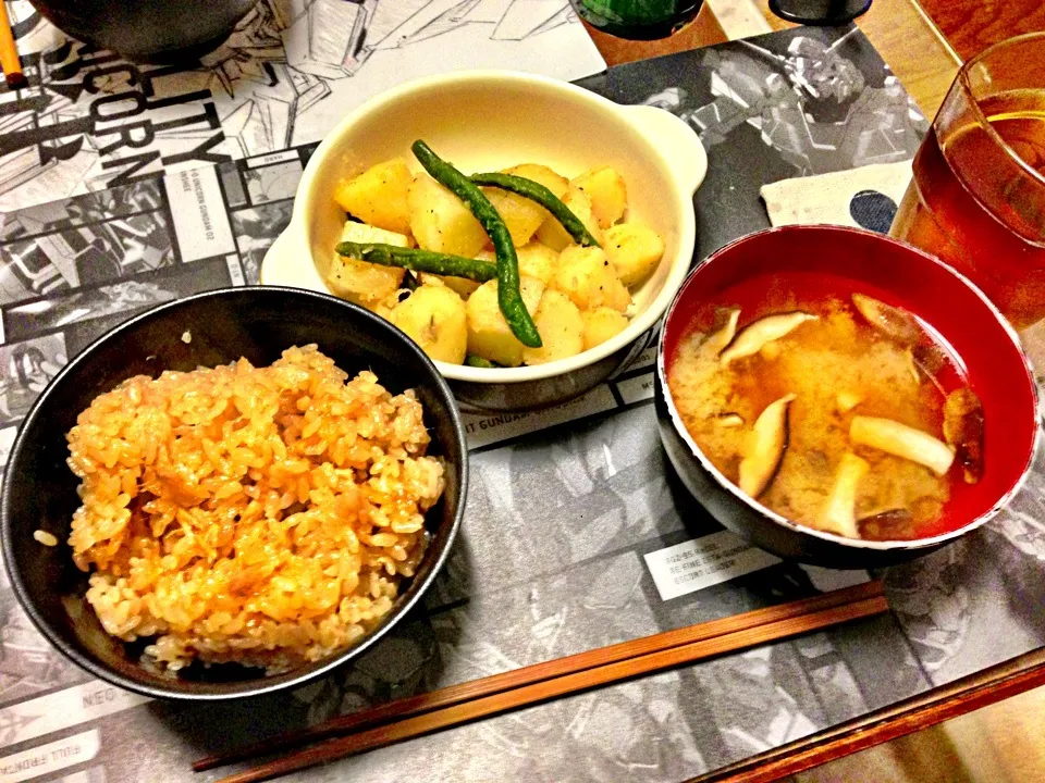 Snapdishの料理写真:ツナ缶の味付けご飯と芋の塩だれ煮っ転がしとキノコの味噌汁(´ω｀*)|式神さん