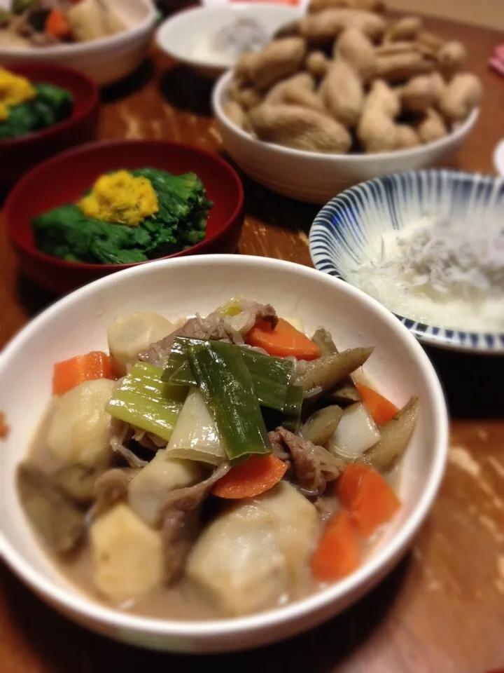 牛肉と里芋煮、春菊おひたし、しらすおろし、ゆで落花生|raku_darさん