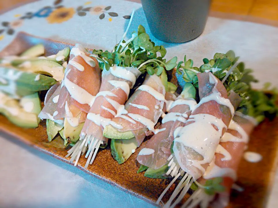 生ハムのアボカド巻き~
ソースはマヨレモンに醤油をちょっぴり入れました。|かわいまゆかさん