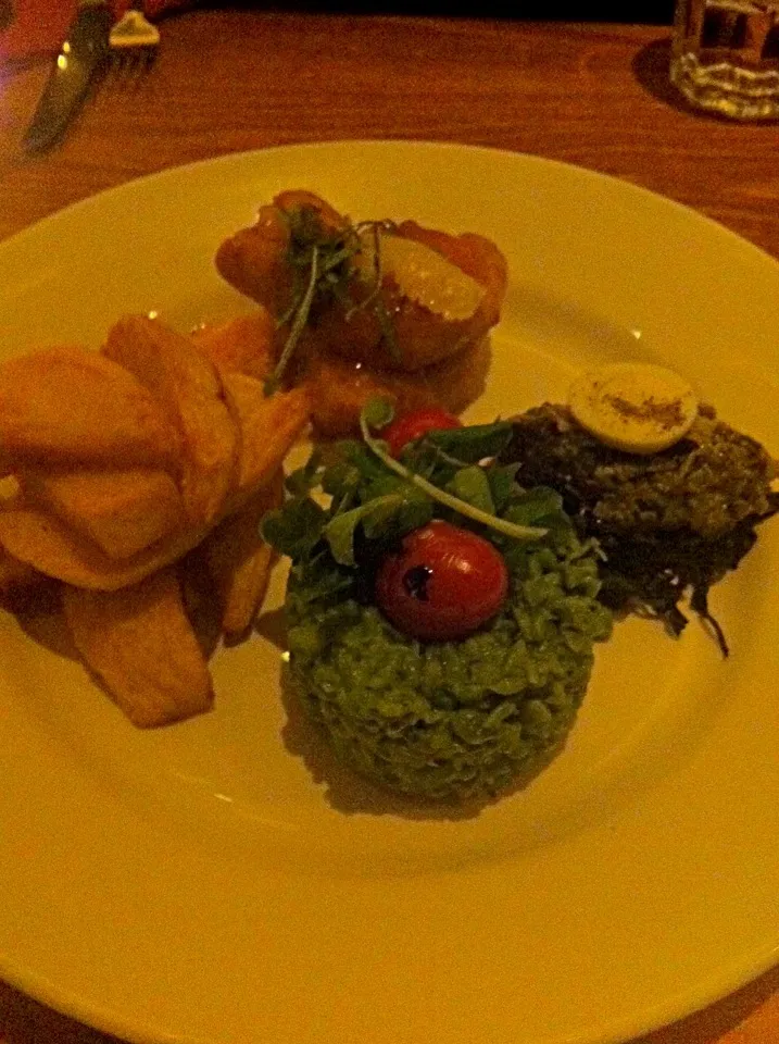 An assortment of veggie food - chips, battered halloumi, pea cake and salad|🍓Jolejo🍓さん