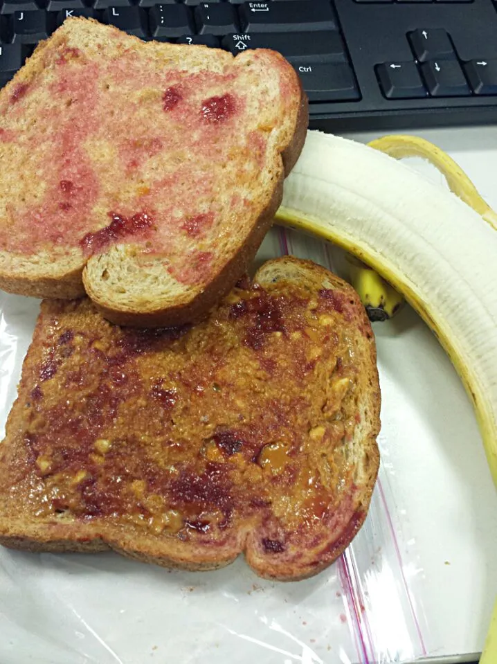 Peanut butter and jelly sandwich with banana.|Jorelさん