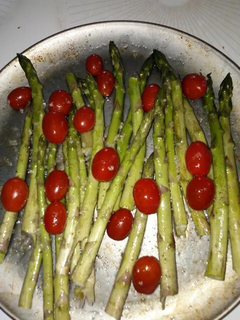 Pre roasted asparagus with grapeseed oil, salt, pepper, garlic, and home grown grape tomatoes|Polly Gelfusoさん