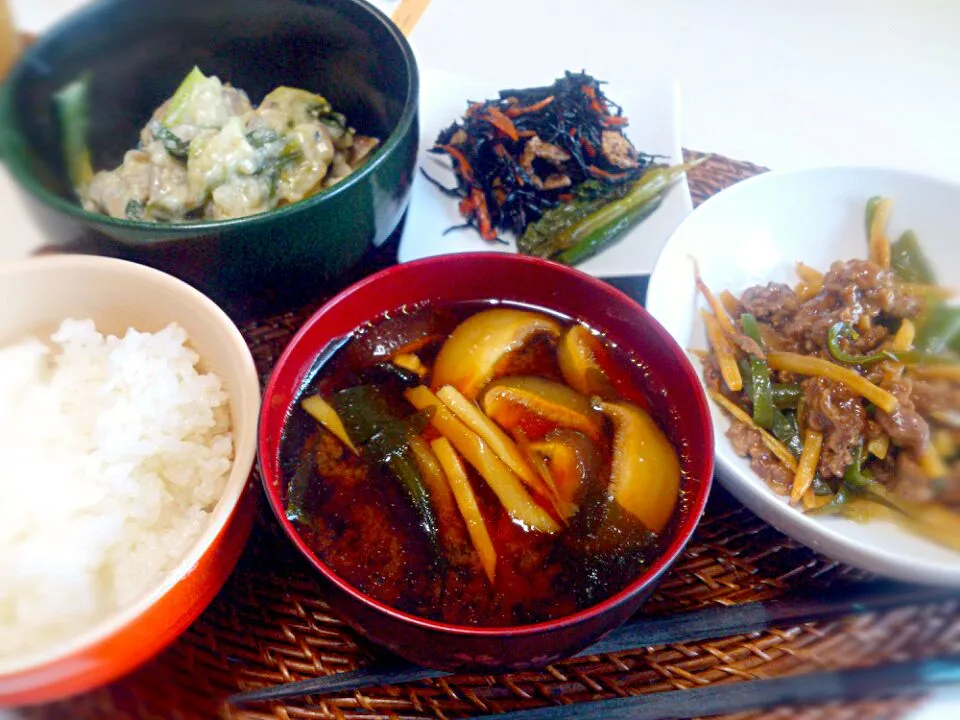 青椒肉絲 チンゲン菜クリーム煮 ひじき 菜の花お浸し 筍と椎茸の赤だし|にゃろめさん