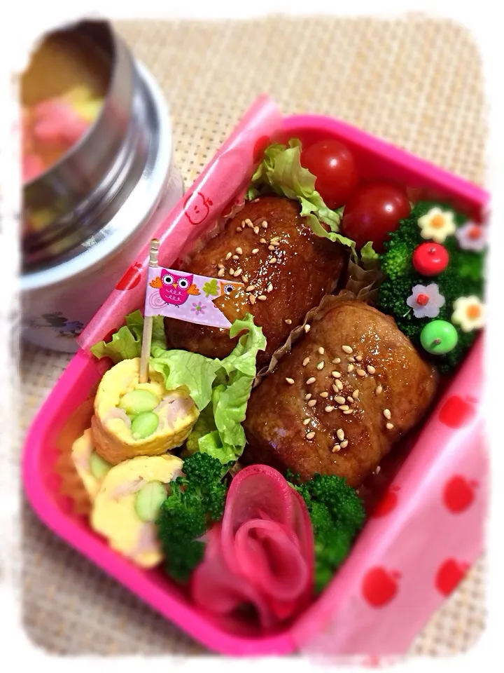 Snapdishの料理写真:ゆっぴーઈ(◕ั◡◕ั)*ﾟ*♡のお弁当『味噌汁と肉巻きおにぎり』|kumiさん