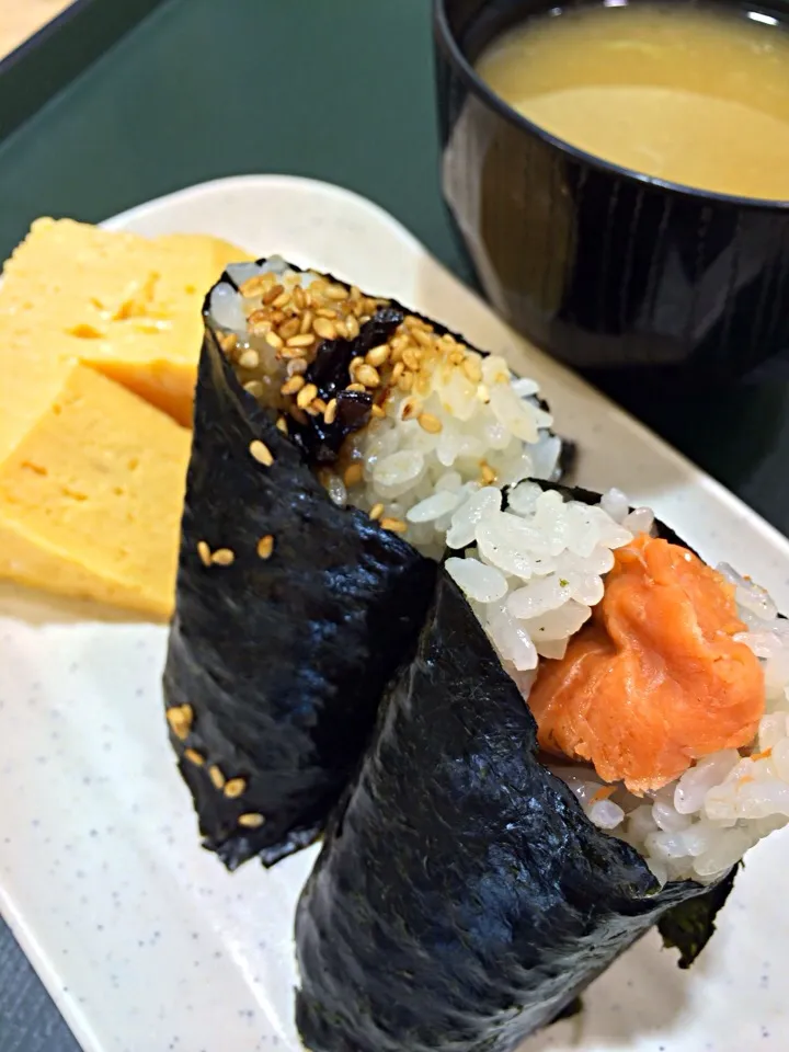 今朝は、紅鮭とごましそ昆布のおにぎりと、ナメコの味噌汁と厚焼玉子の朝定食。|Takashi H.さん