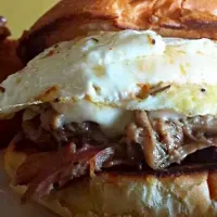 pulled pork on a brioche bun with fried egg|Justin Hillさん